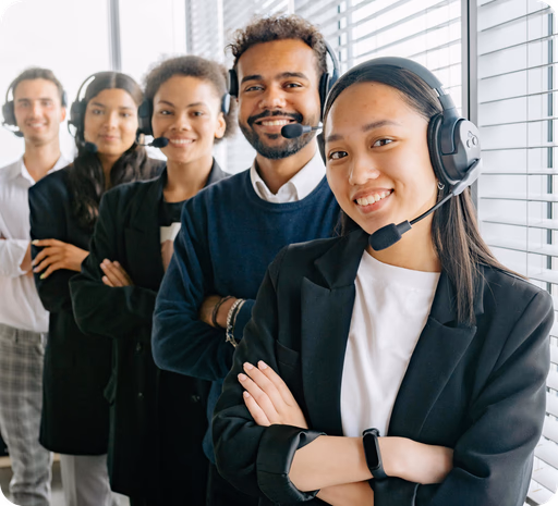 Equipe de intérpretes de conferência prontos para oferecer serviços de tradução simultânea e consecutiva em eventos corporativos e acadêmicos.